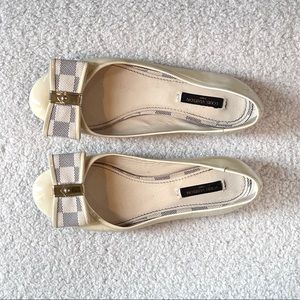 Louis Vuitton Cream Patent Leather Ballet Flats.Bows with Damier print size 6.5